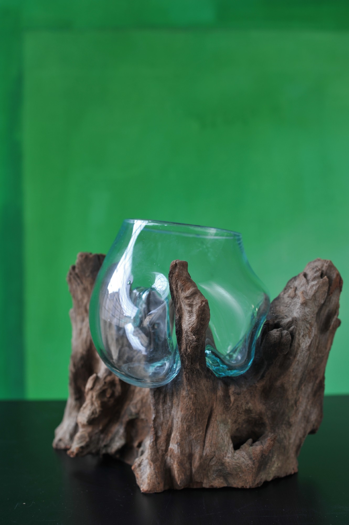 Glasvase auf Wurzelholz, B ca. 20 cm, H 15-20 cm, T ca. 14 cm