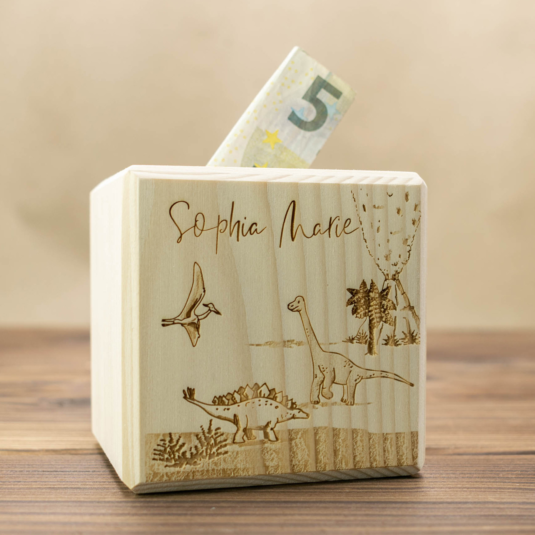 Spardose aus Holz mit Namen für Junge + Mädchen im Dino-Design
