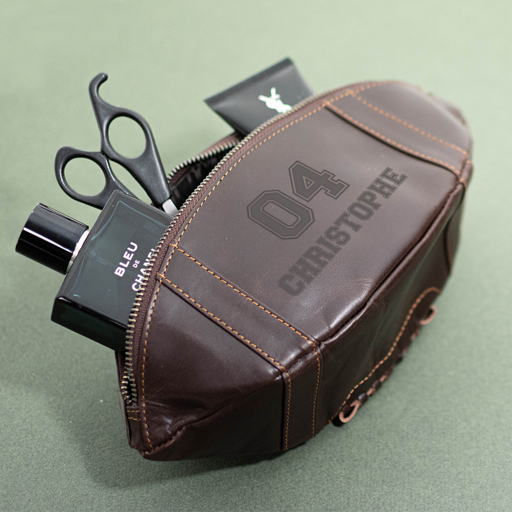 Trousse De Toilette Ballon De Rugby En Cuir Vachette - Cousue Main, Marque Française ALL SPORT VINTAGE